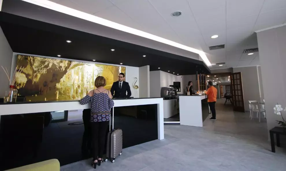 Marche: soggiorno con colazione, mezza pensione, grotte o massaggio