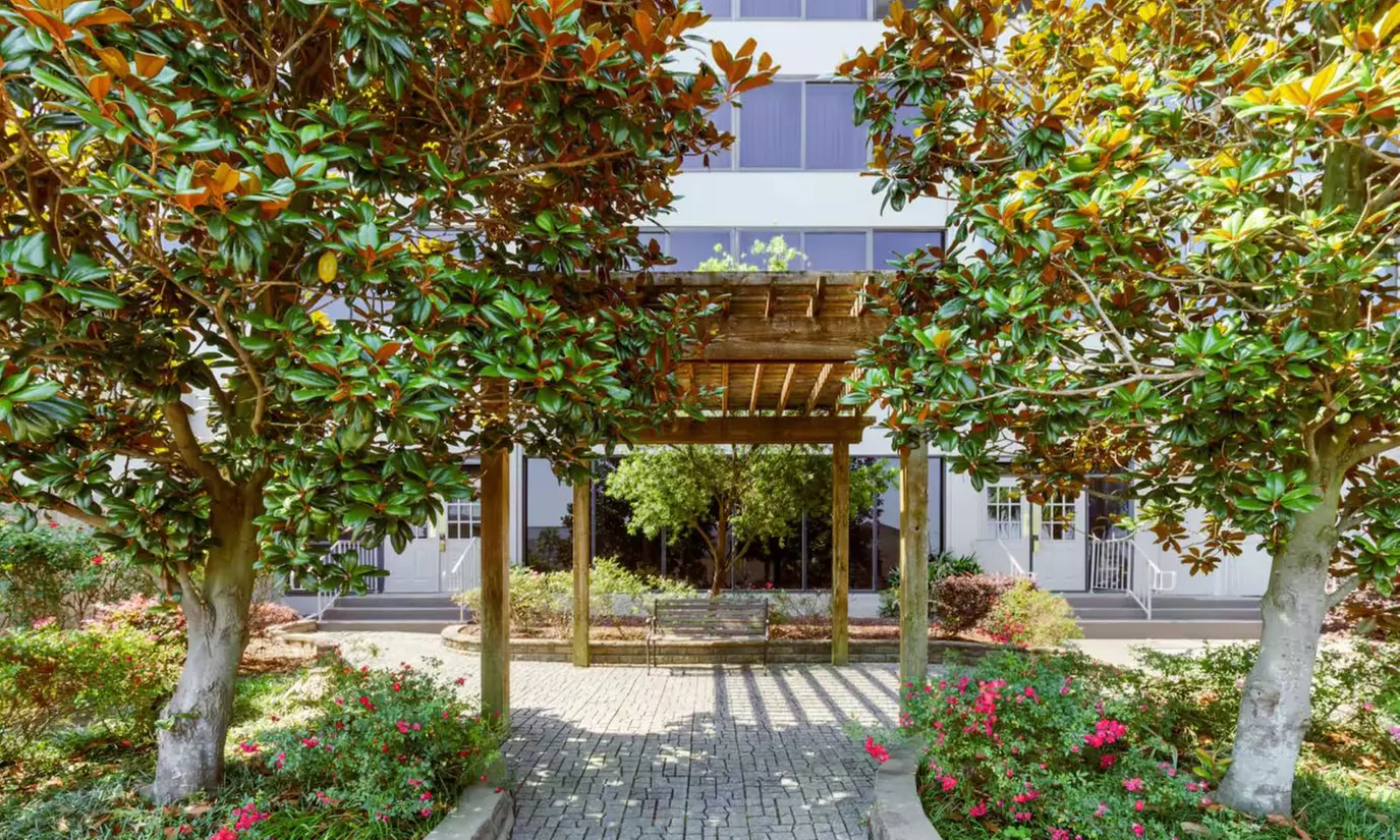 Modern hotel in Kenner, LA: Southern Hospitality and Convenience