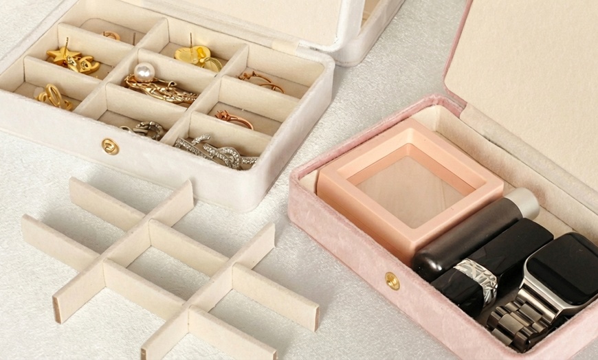 Image 4: Portable Velvet Jewellery Box