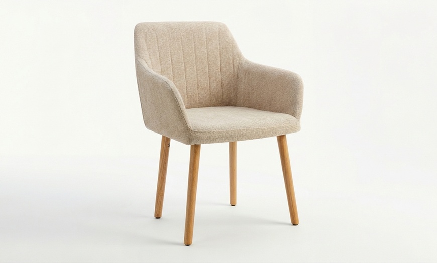 Image 12: Sillón tapizado de estilo escandinavo con patas de madera natural