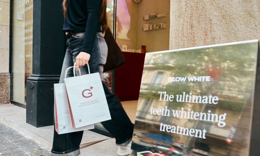 Image 10: Tratamiento blanqueador con gel de un mes y luz LED con férula