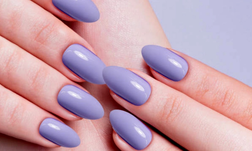 Image 12: ¡Cuidado total para tus uñas! Manicura, pedicura o uñas de gel para 1