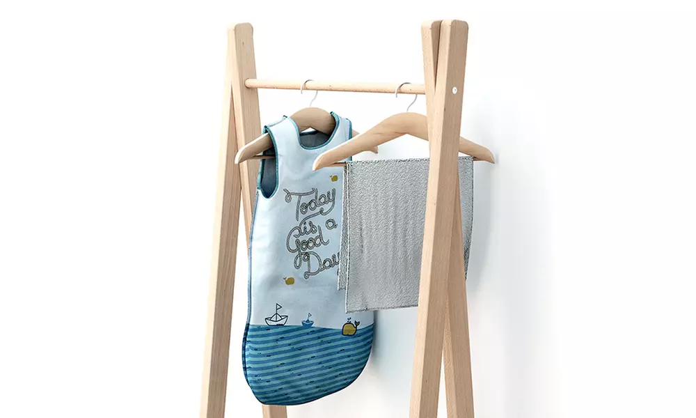 Kindvriendelijk kledingrek met speelgoed- en schoenenplank