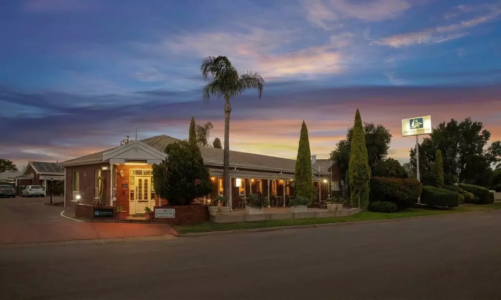 Port Pirie: Deluxe Villa + Welcome Gift in Room, Drink Voucher, & LCO