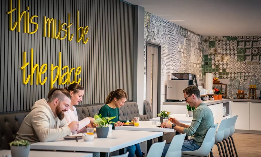 Image 1: Frühstücksbuffet inkl. 1 Glas Sekt für 2 oder 4 Personen