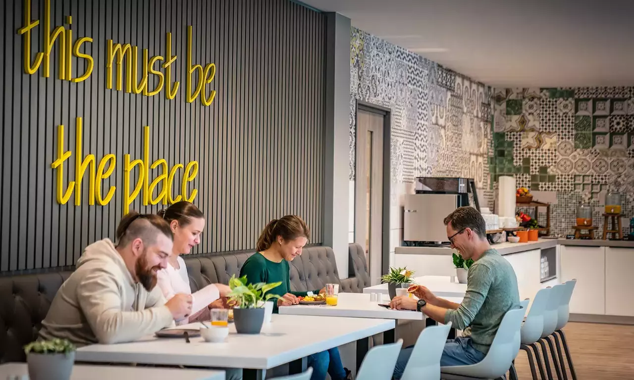 Der perfekte Start in den Tag – Frühstücksbuffet und 1 Glas Sekt für 2 oder 4 Personen (bis zu 34% sparen) - Primary Image