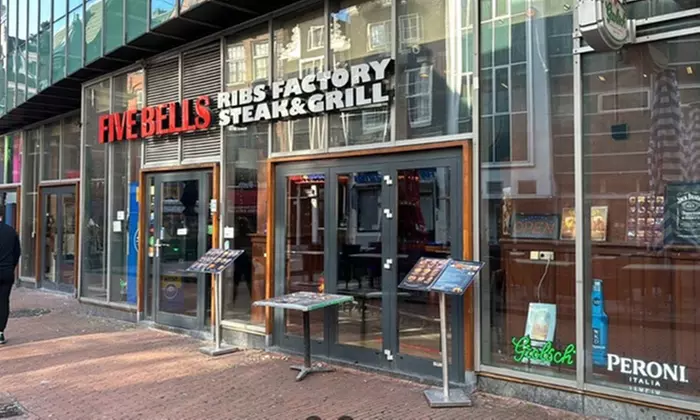 Kleurrijke cocktails en warme bitterballen op een gezellige toplocatie