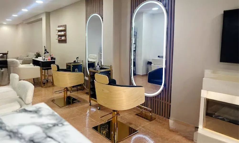 Peluquería con lavado, corte, secado y opción a hidratación, tinte o mechas para media melena; ahorra hasta 44% - Second Medium