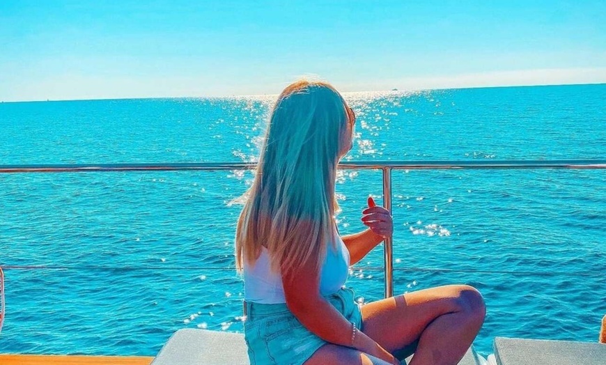 Image 5: Paseo en catamarán con baño en alta mar y bebida para niño o adulto