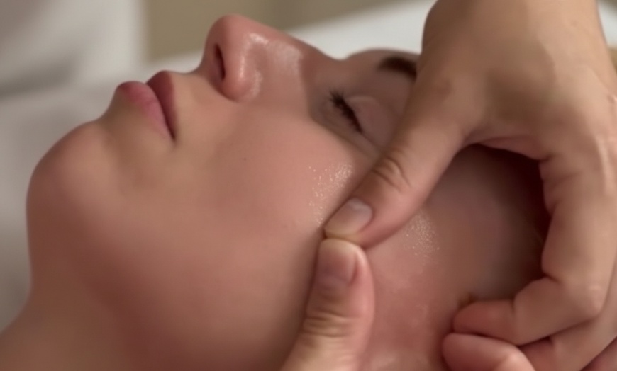 Image 4: Gesichtsmassage optional mit Maske und Kopfmassage für 1 Person