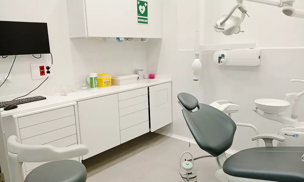 Limpieza bucal con ultrasonidos, pulido, revisión y opción a empastes