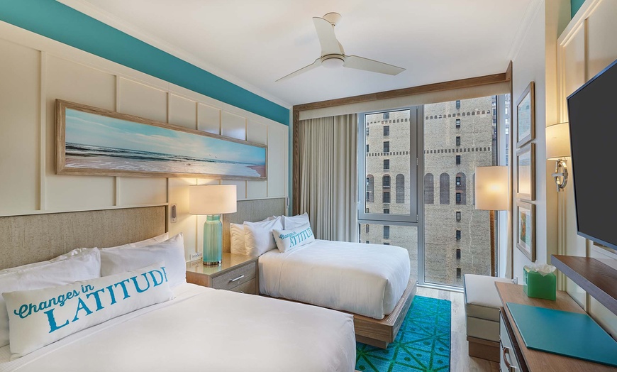 Image 6: Resort in Midtown Manhattan with Rooftop Pool 
