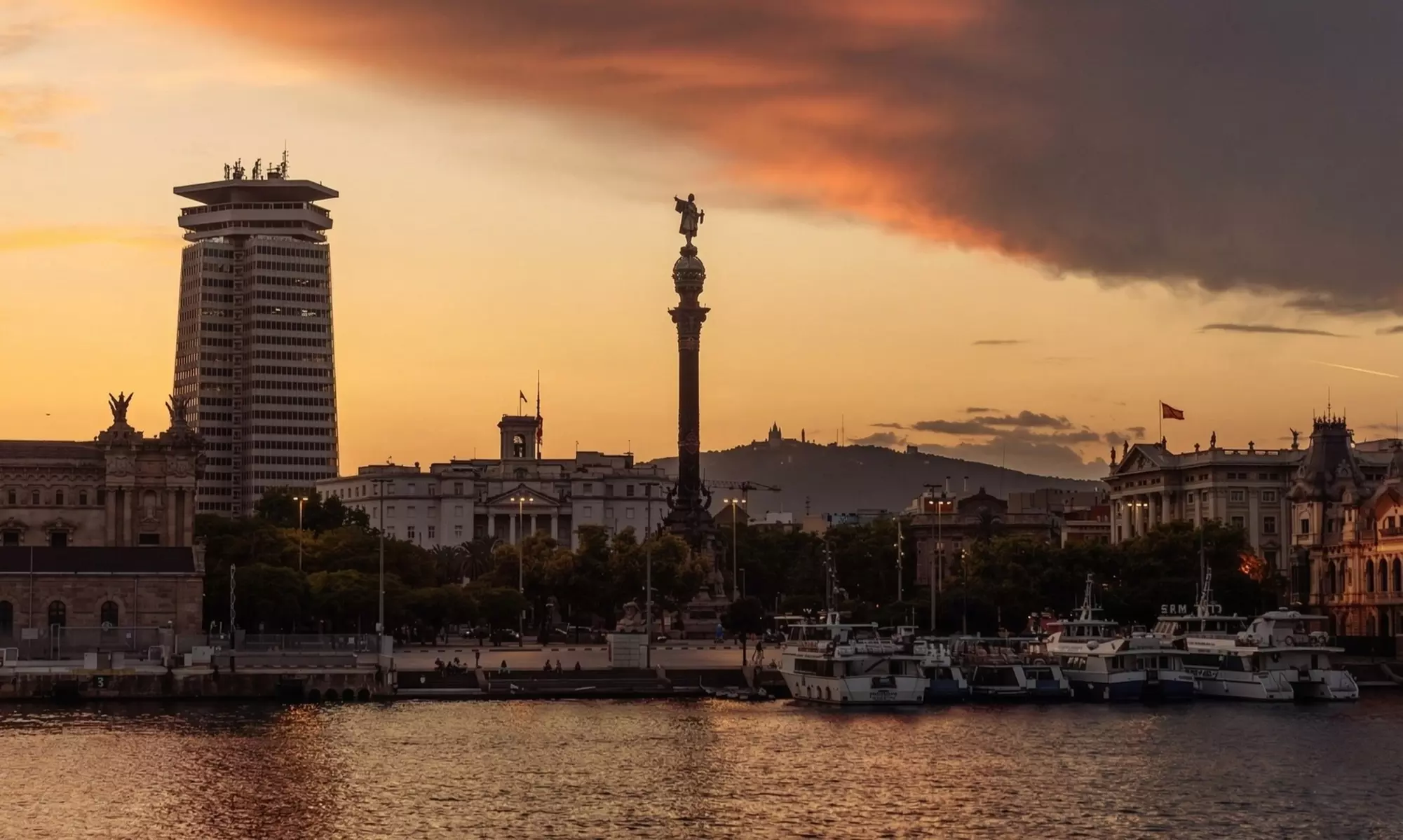 Paseo de 90 minutos en catamarán al atardecer con música en vivo