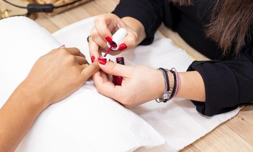 Image 4: Manicura, pedicura o ambas con esmaltado tradicional o semipermanente