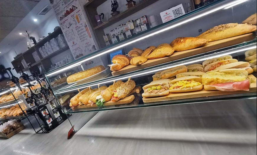 Image 13: Brunch o merienda  para 2 o 4 con platos dulces, salados y bebidas