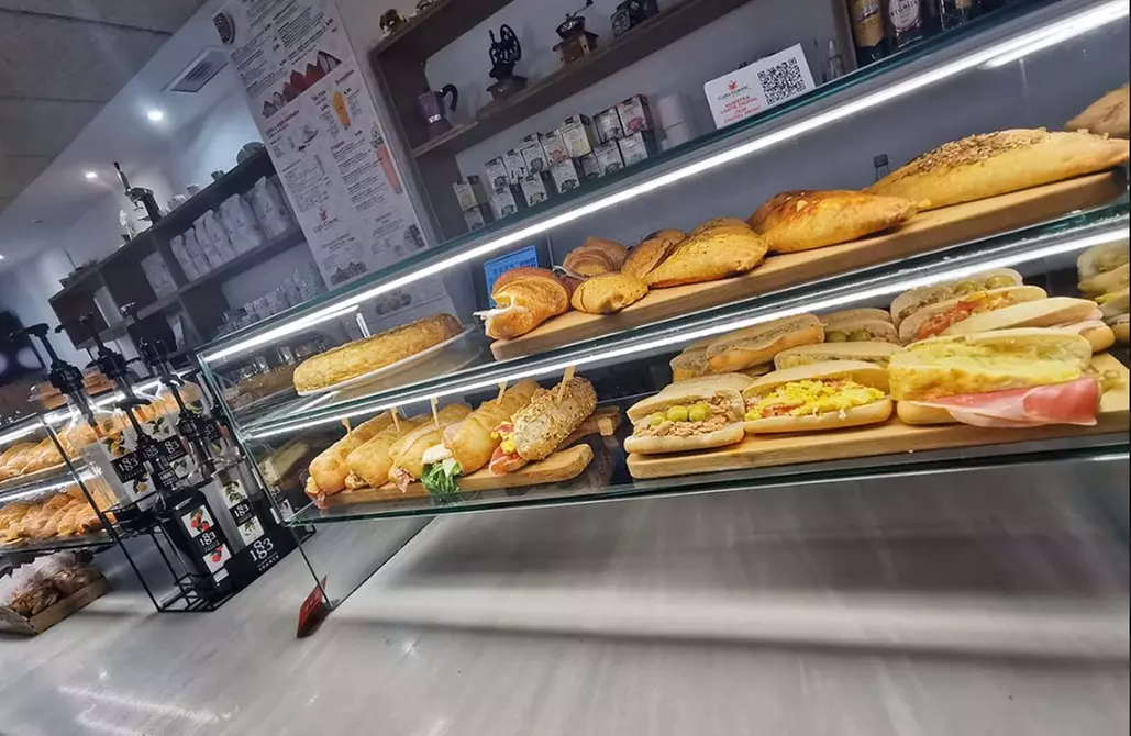 Brunch o merienda  para 2 o 4 con platos dulces, salados y bebidas