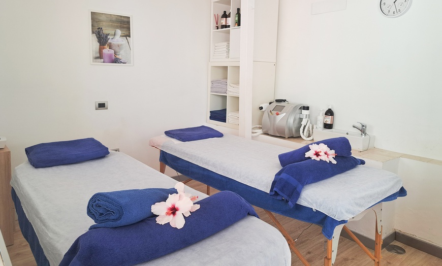 Image 2: Maderoterapia, cavitación o radiofrecuencia y masaje drenante 