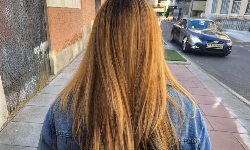 Image 2: Corte de puntas, tratamiento de repolarización y opción a tinte/mechas