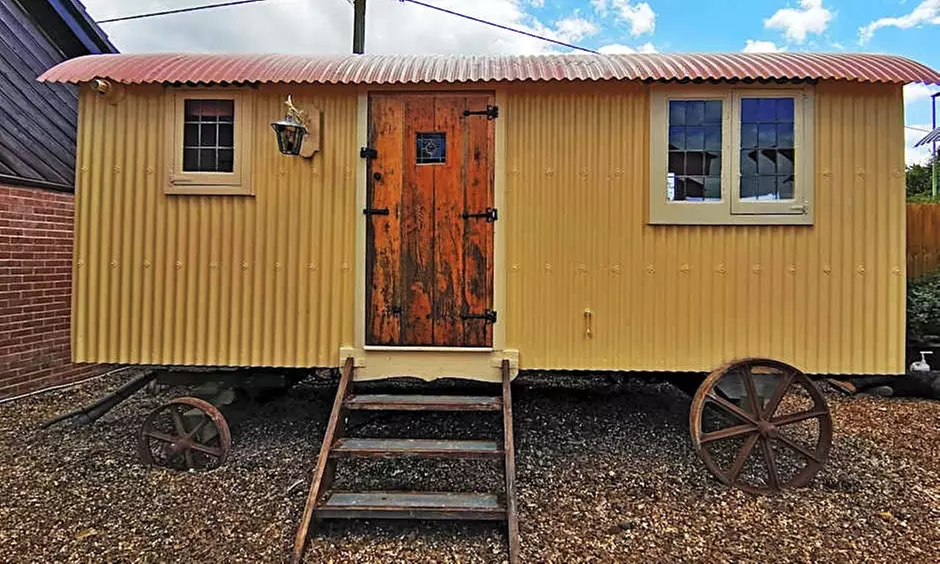Wiltshire Shepherd Hut: 2 Nights with Late Checkout