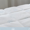 Image 5: Surmatelas spécial été 100% microfibre tissu Ice Cool rafraîchissant