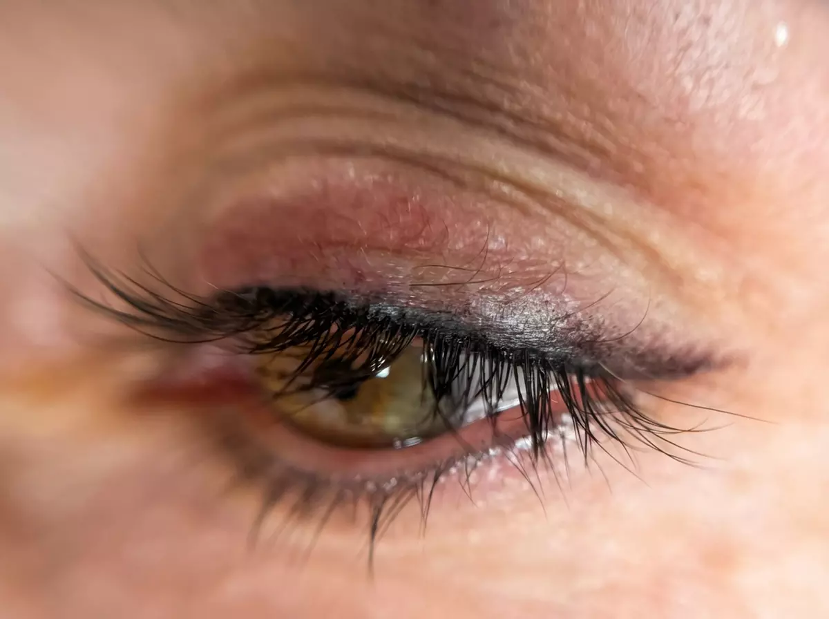 Permanent Eyeliner mit Schattierung für 1 Person - Perfekter Augenaufschlag für dich (66% sparen) - Primary Image