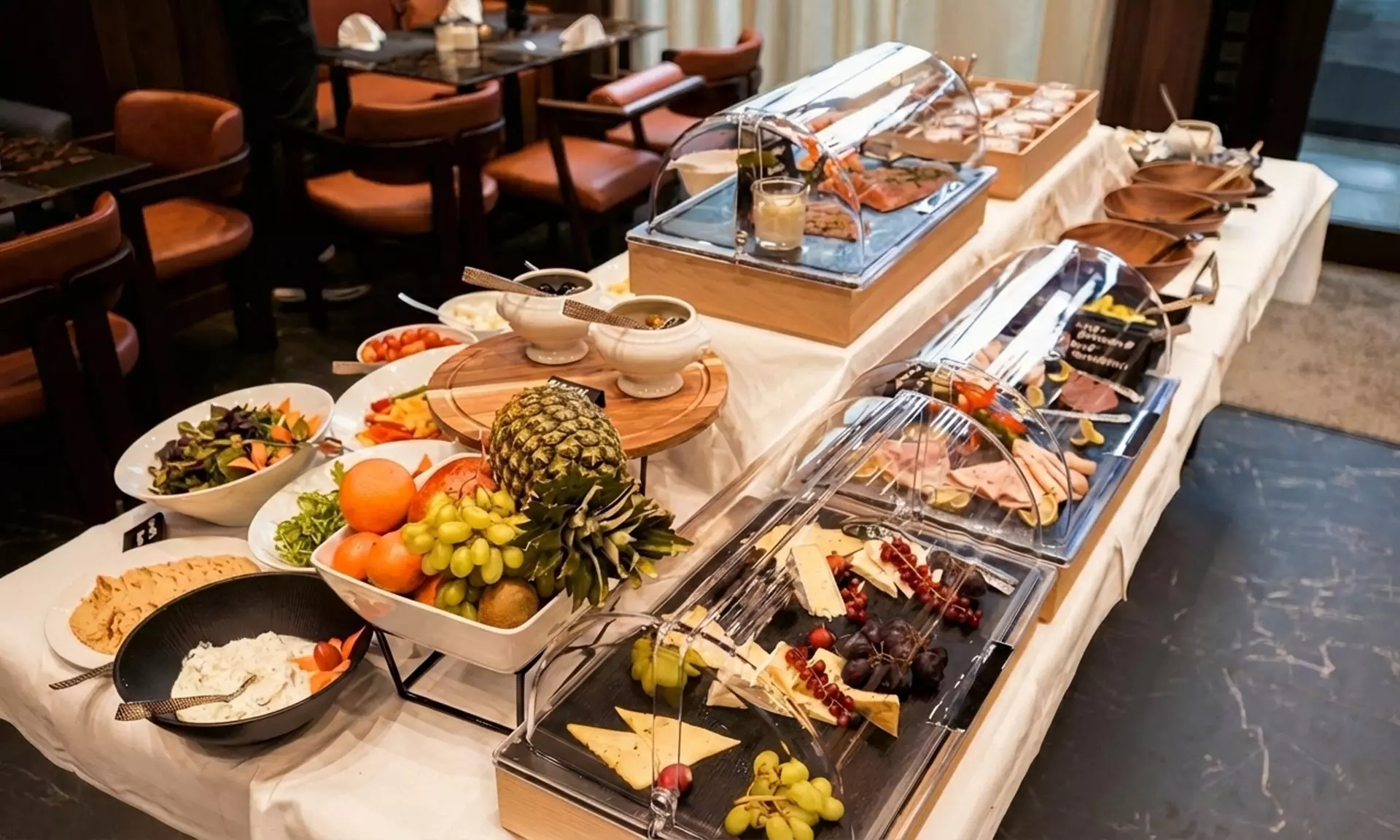 Reichhaltiges internationales Frühstücks vom großen Buffet