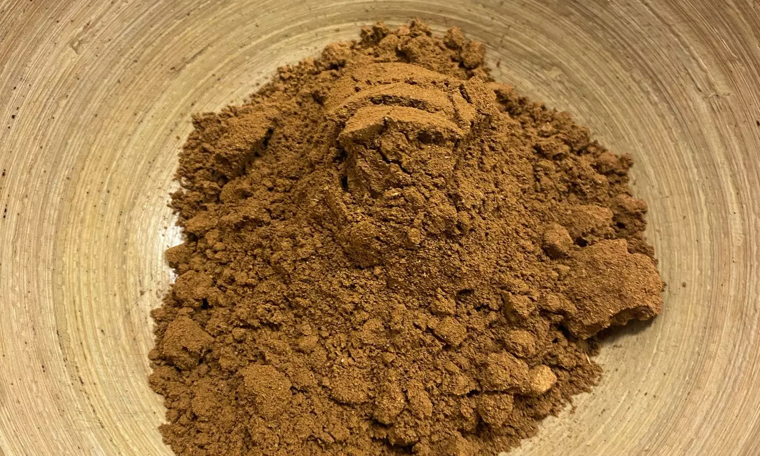 Sesión de peluquería con coloración con barros en raíz, lavado y corte