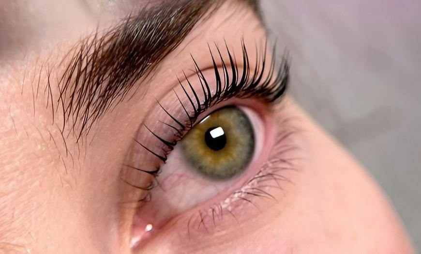 Image 5: Mirada a punto: lifting y tinte, extensiones, laminado de cejas y más