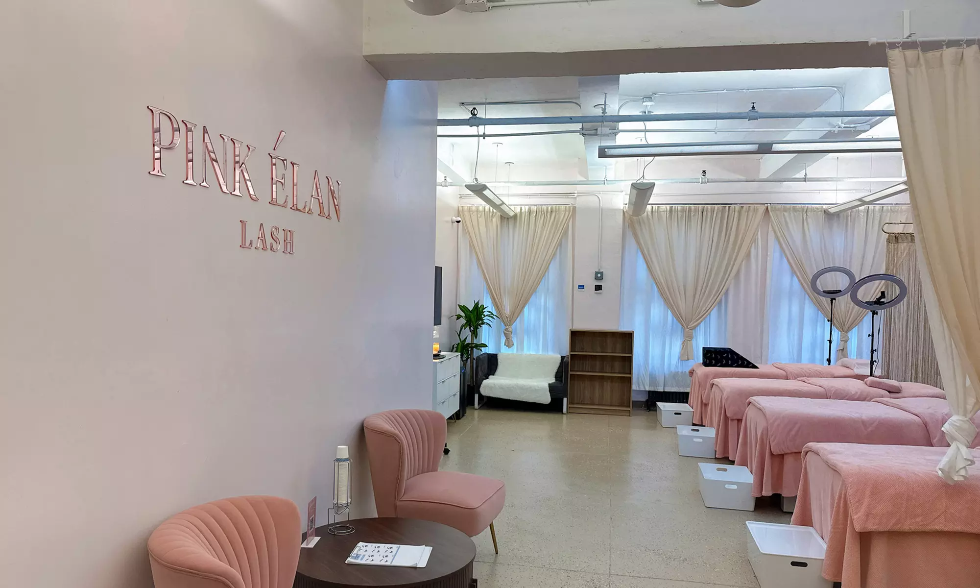 Custom Eyelash Extensions: Natural Classic, Glossy Y & Hybrid Styles