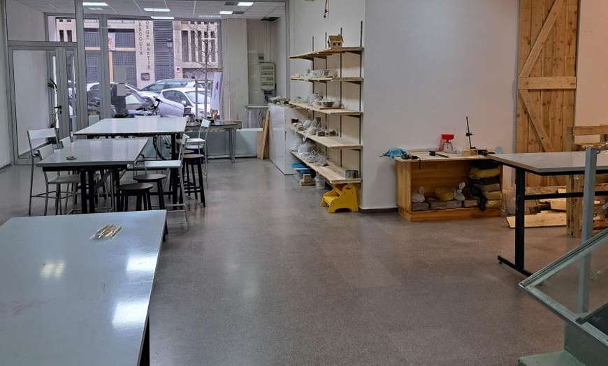 Image 6: Crea y decora tu propia pieza de cerámica más barra libre de vino