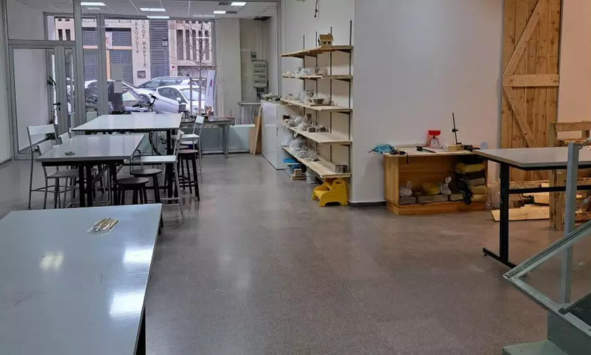 Crea y decora tu propia pieza de cerámica más barra libre de vino