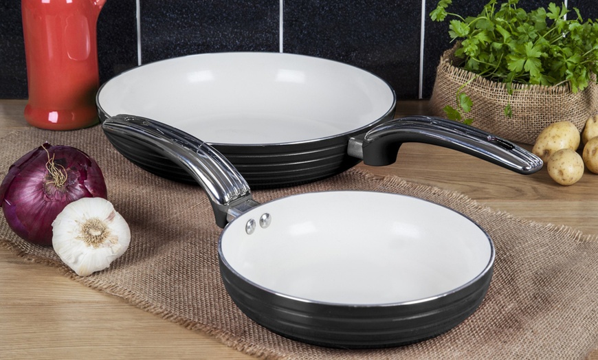 Image 7: Swan Retro Pans Set