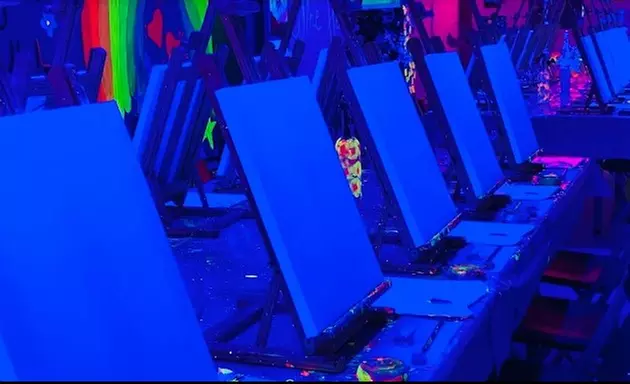 Cuadro Neon o Tote Bag con taller de 2h y vino ilimitado