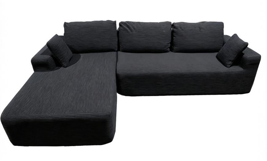 Image 4: Canapé d'angle "Preston" 3 places en velours côtelé de Kocoon