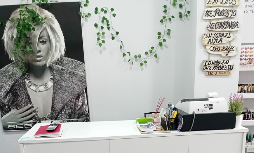 Image 6: Sesión de manicura normal o acrílica o sesión de pedicura para 1