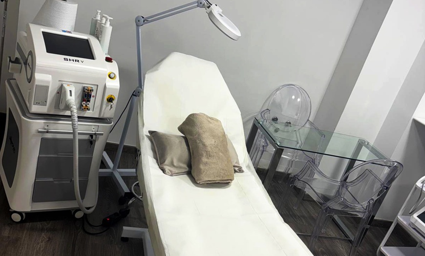 Image 2: Hasta 3 sesiones de maderoterapia facial o corporal y radiofrecuencia