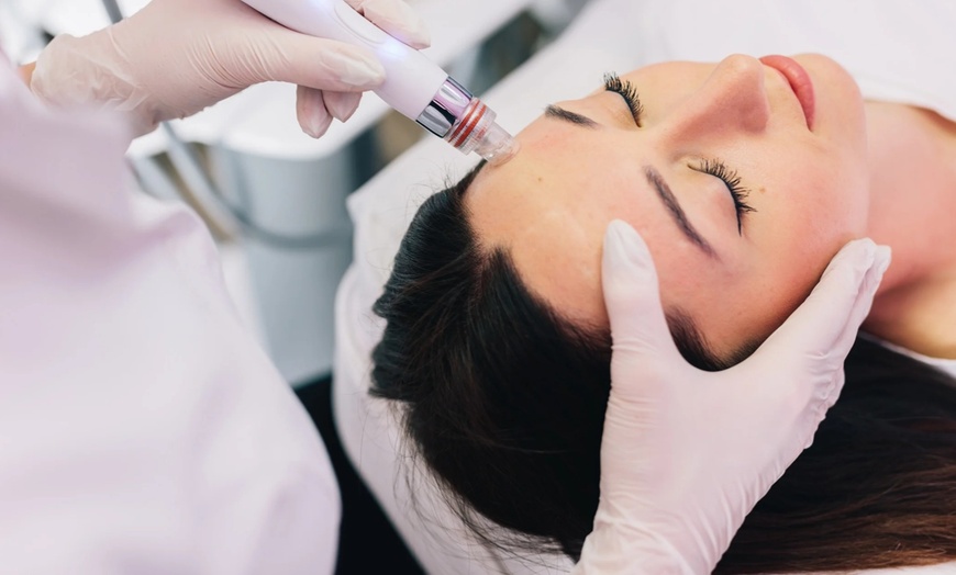 Image 1: 1 or 2 Hydrodermabrasion Facials+Red Light Therapy+Hydrojelly Mask