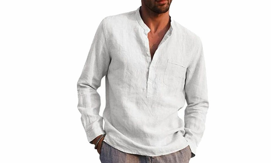Image 8: Camicia casual con collo a V da uomo