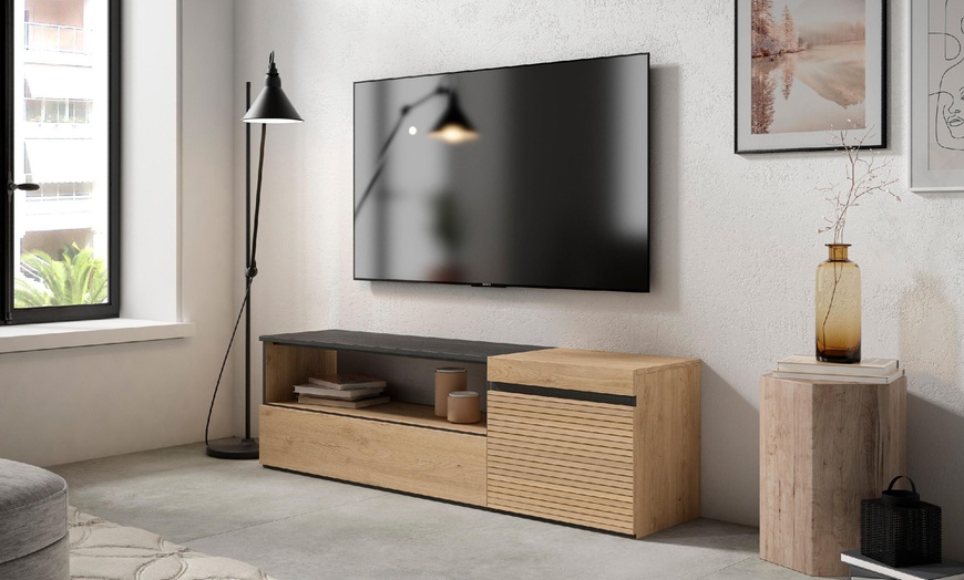 Image 4: Mueble para TV con acabado en roble y opción a chimenea eléctrica