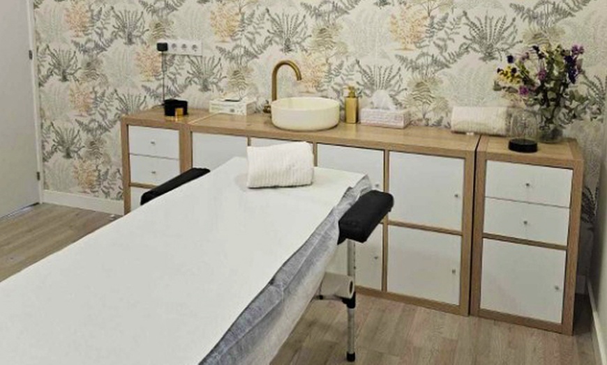 Image 3: Manicura o pedicura exprés con esmaltado normal o permanente