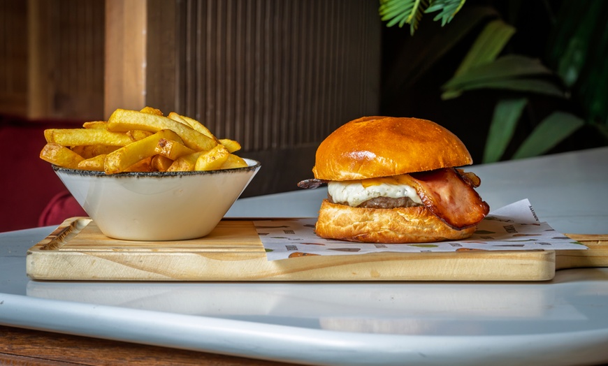 Image 9: Brunch ilimitado con bufé libre de comida y bebida para 2 o 4 personas