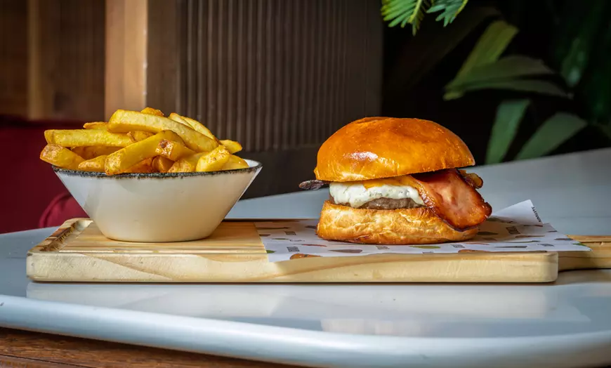 Image 9: Brunch ilimitado con bufé libre de comida y bebida para 2 o 4 personas