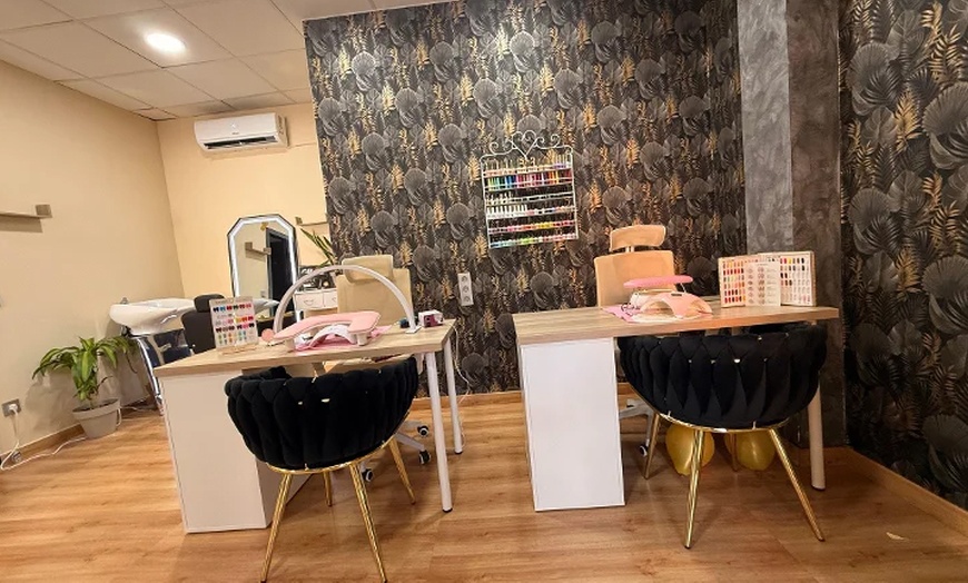 Image 11: Presume de uñas con una sesión de manicura, pedicura o ambas para 1 