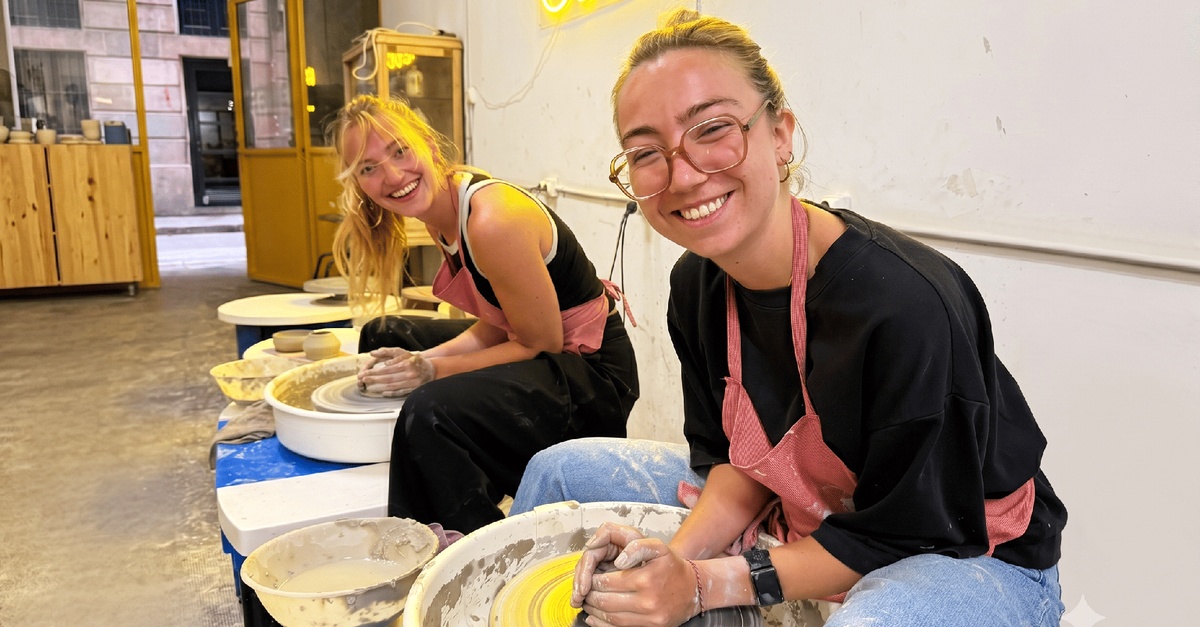 Taller de cerámica y vino o clase de iniciación en Barcelona