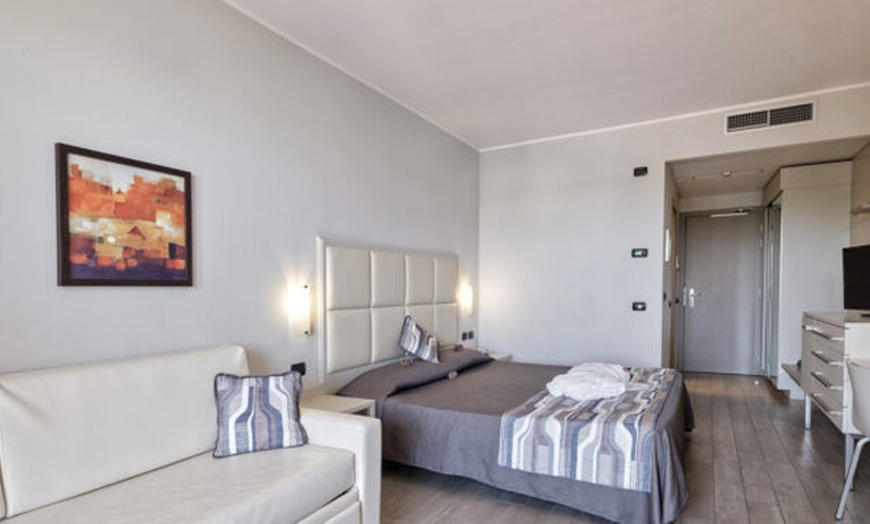 Image 11: Peschiera del Garda 4*: camera doppia con mezza pensione e Spa