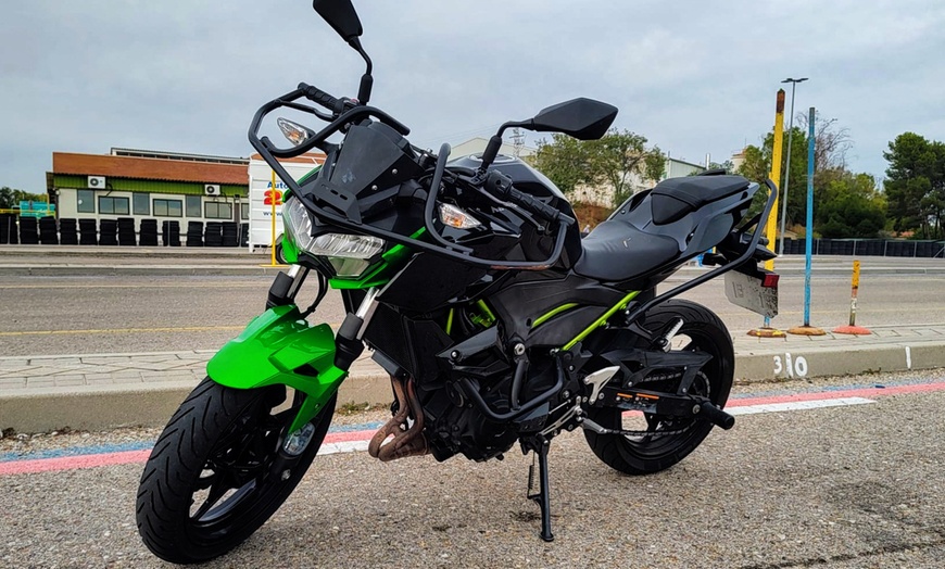 Image 2: Curso para obtener el carné de moto A1 o A2 con 6 u 8 prácticas 