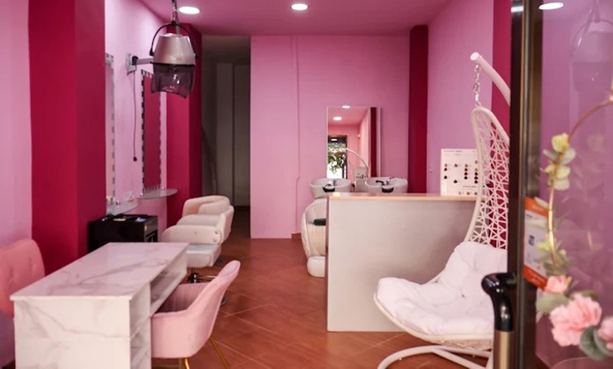 Image 6: Manicura, pedicura o manipedi con esmaltado normal o semipermanente