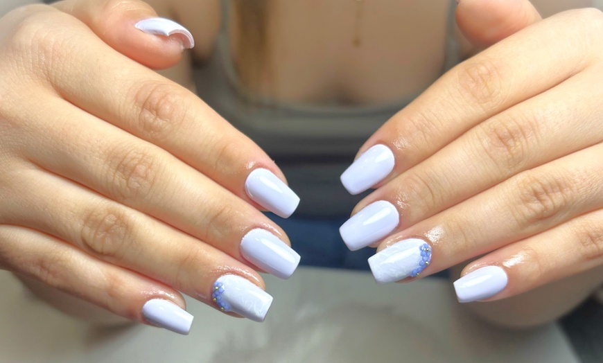 Image 2: Sesión de manicura y/o pedicura con esmaltado normal o semipermanente