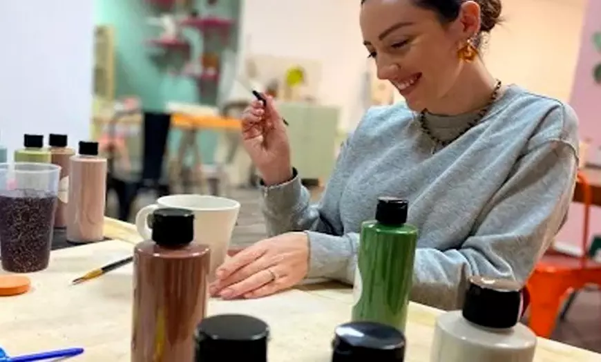 Image 2: Taller de pintura de cerámica para 1 o 2 con bebida 