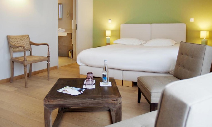 Image 4: Finistère en 4* : chambre double avec balcon vue jardin, option pdj